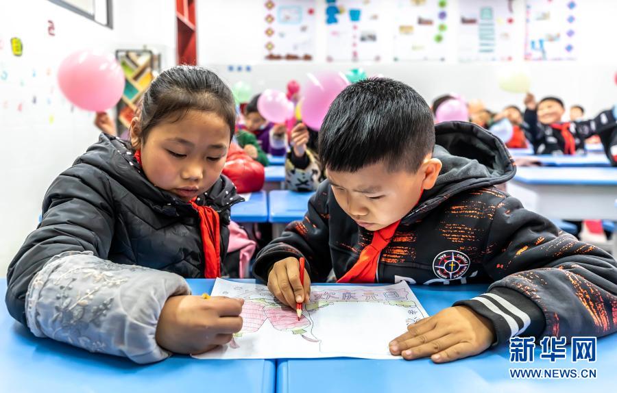 12月30日，贵州省毕节市黔西县锦绣学校的学生在参加描画活动。锦绣学校是贵州省毕节市黔西县今年为易地扶贫搬迁新建的学校，该校学生全部来自锦绣花都易地扶贫搬迁户。在建校后的首个元旦前夕，该校组织新年联欢会、剪纸、歌舞表演、运动游戏等活动，让搬出大山的孩子在欢乐祥和的气氛中迎接新年。新华社发（范晖 摄）