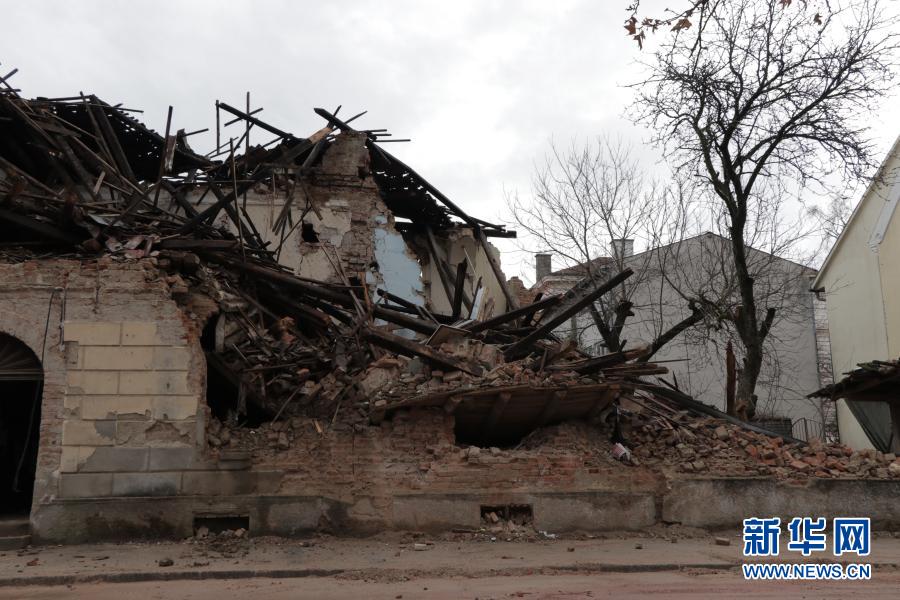 这是12月30日在克罗地亚彼得里尼亚拍摄的遭受地震后的房屋。克罗地亚内政部29日晚发布消息说，该国中部当天发生6.4级地震，已造成7人死亡、至少20人受伤。新华社发（雷利亚·杜谢克摄）