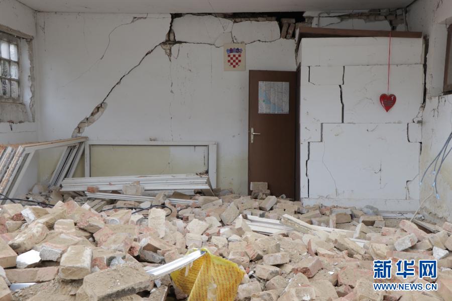 这是12月30日在克罗地亚彼得里尼亚拍摄的遭受地震后的房屋。克罗地亚内政部29日晚发布消息说，该国中部当天发生6.4级地震，已造成7人死亡、至少20人受伤。新华社发（雷利亚·杜谢克摄）
