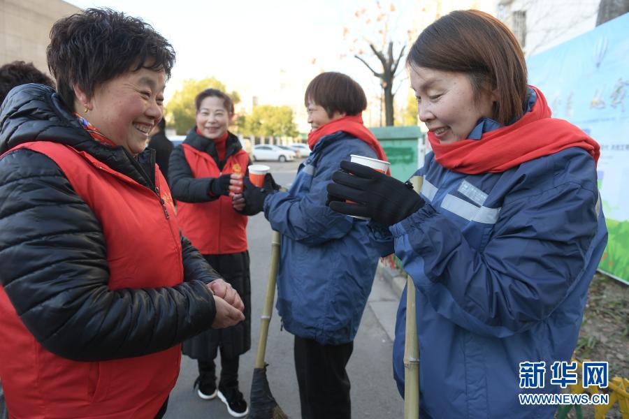 12月31日，“三合大姐巾帼志愿团”志愿者为社区保洁人员送来早餐。当日清晨，浙江湖州吴兴区八里店镇三合片区开展冬日送温暖活动，志愿者和幼儿园师生为在道路、社区忙碌的环卫工人送来早餐、手套和围巾。新华社记者 翁忻旸 摄