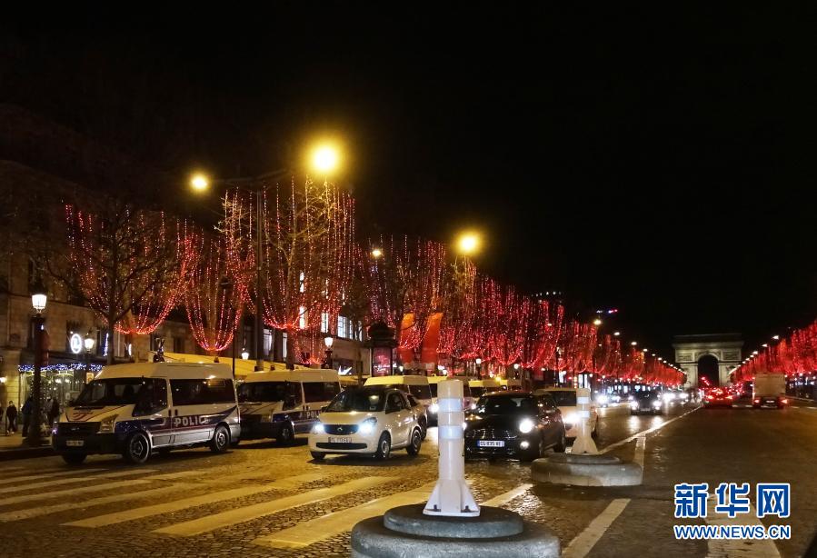 2020年12月31日，警车在法国巴黎香榭丽舍大街集结，为即将到来的宵禁做准备。受新冠肺炎疫情影响，巴黎今年的跨年夜不同以往。为防范新冠肺炎疫情，法国各地自20时至次日6时实行宵禁，31日的跨年庆祝活动不被允许。新华社记者高静摄