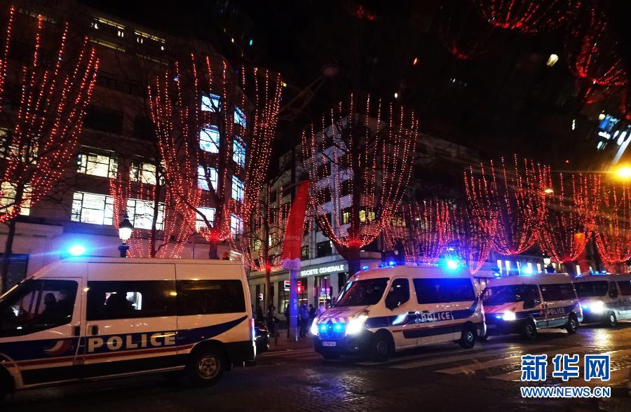 2020年12月31日，警车在法国巴黎香榭丽舍大街集结，为即将到来的宵禁做准备受新冠疫情影响，巴黎今年的跨年夜不同以往。为防范新冠疫情，法国各地自20时至次日6时实行宵禁，31日的跨年庆祝活动不被允许。新华社记者高静摄