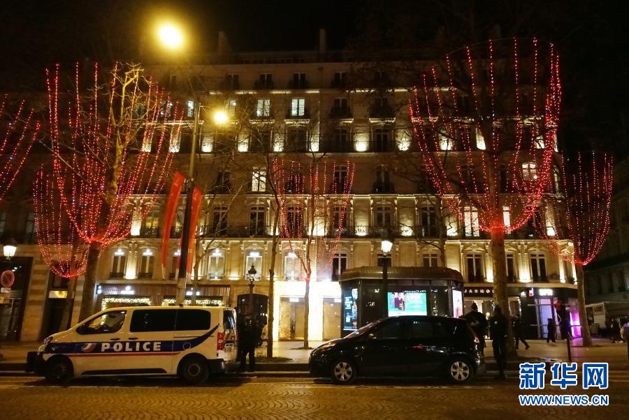2020年12月31日，警车在法国巴黎香榭丽舍大街集结，为即将到来的宵禁做准备受新冠肺炎疫情影响，巴黎今年的跨年夜不同以往。为防范新冠肺炎疫情，法国各地自20时至次日6时实行宵禁，31日的跨年庆祝活动不被允许。新华社记者高静摄
