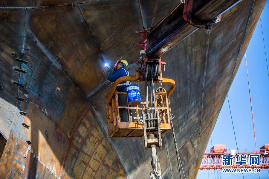 2021年1月2日，在都昌县造船总厂船舶制造工地，工人进行焊接作业。新华社发（傅建斌摄）