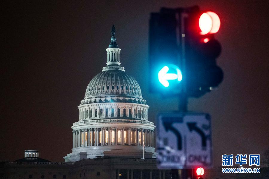 1月1日，位于美国华盛顿的国会大厦笼罩在雨中。新华社记者 刘杰 摄
