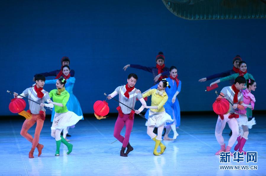 2021年1月3日，演员在表演芭蕾舞剧《过年》。当日，由中央芭蕾舞团创作表演的芭蕾舞剧《过年》在北京天桥剧场上演。该剧改编自《胡桃夹子》，以独具中国特色的春节庙会、除夕团圆、爆竹辞岁等画面为场景，其中穿插着勇斗怪兽“年”、仙鹤起舞等展现中国传统元素的“梦境”故事，以中西合璧的方式上演了一出精彩纷呈的“过年”大戏。新华社记者 金良快 摄