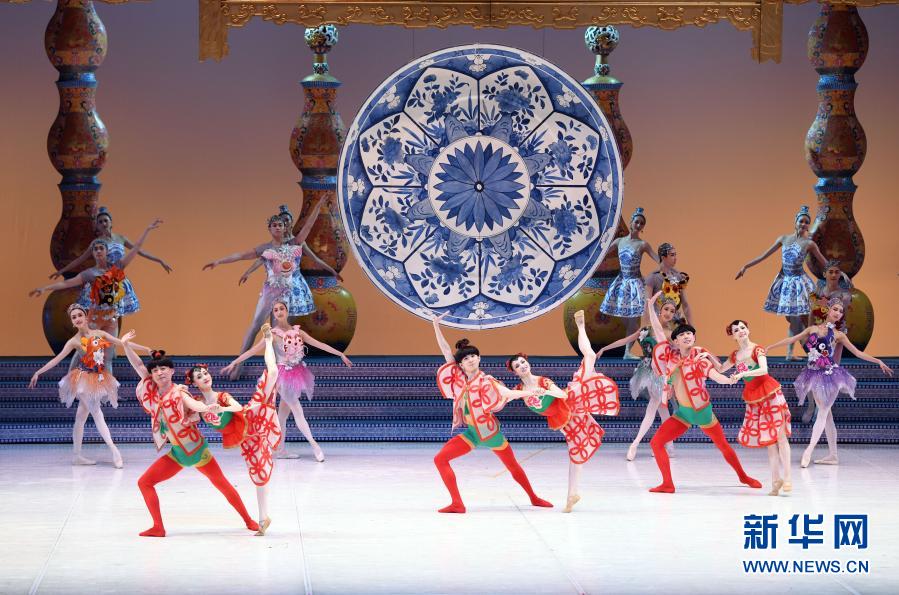 2021年1月3日，演员在表演芭蕾舞剧《过年》。当日，由中央芭蕾舞团创作表演的芭蕾舞剧《过年》在北京天桥剧场上演。该剧改编自《胡桃夹子》，以独具中国特色的春节庙会、除夕团圆、爆竹辞岁等画面为场景，其中穿插着勇斗怪兽“年”、仙鹤起舞等展现中国传统元素的“梦境”故事，以中西合璧的方式上演了一出精彩纷呈的“过年”大戏。新华社记者 金良快 摄