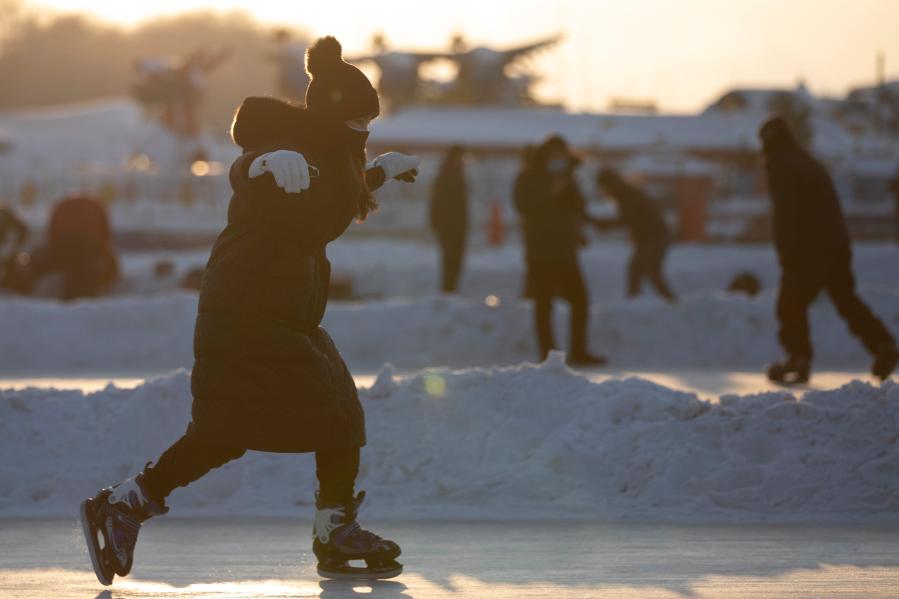 1月3日，不少市民游客来到哈尔滨市九站公园附近，在松花江冰面上体验冰雪运动的乐趣。新华社发（张涛 摄）