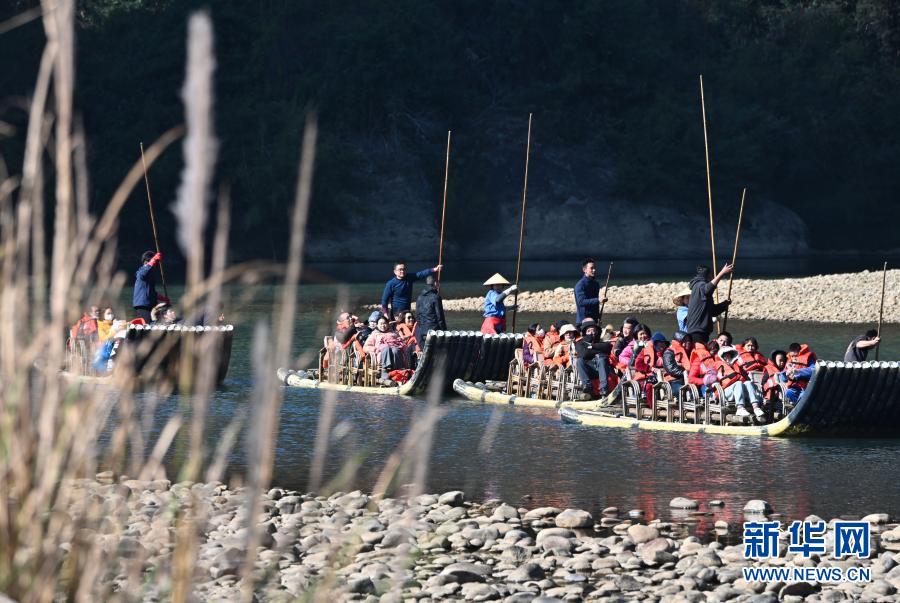 2021年1月2日，游客乘竹筏在武夷山景区游览。冬日，福建武夷山景区内的九曲溪水位回落，清澈见底，景色迷人。新华社记者 宋为伟 摄