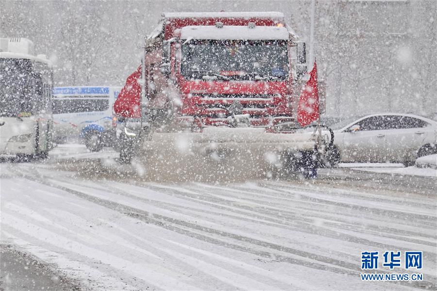 1月5日，在山东烟台街头，清雪车辆清扫路面积雪。 当日是小寒节气，受强冷空气影响，山东烟台迎来降雪。 新华社发（唐克 摄）