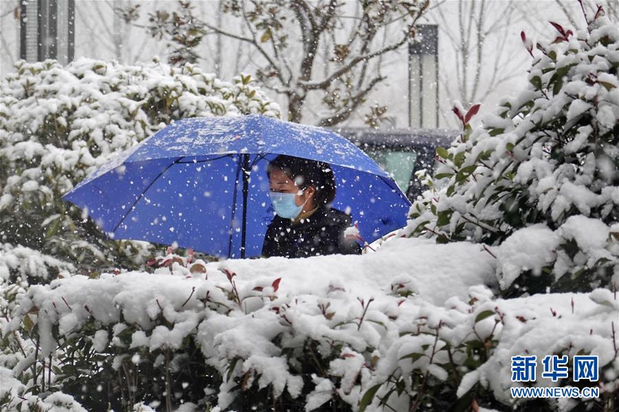 1月5日，在山东烟台街头，行人冒雪出行。 当日是小寒节气，受强冷空气影响，山东烟台迎来降雪。 新华社发（唐克 摄）