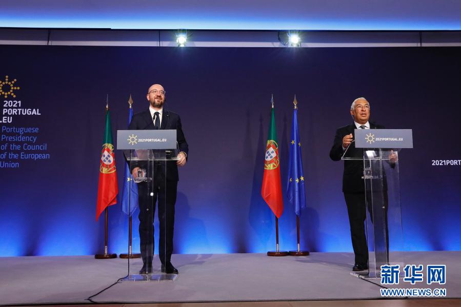 1月5日，在葡萄牙里斯本，欧洲理事会主席米歇尔（左）与葡萄牙总理科斯塔共同出席记者会。当日，欧洲理事会主席米歇尔到访葡萄牙，参加葡萄牙接任欧盟轮值主席国仪式。葡萄牙从1月1日起接替德国开始担任为期半年的欧盟轮值主席国。新华社发（欧盟供图）