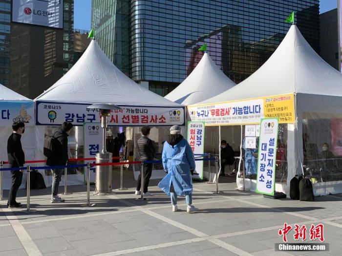 当地时间12月17日,据韩国中央防疫对策本部通报,过去24小时,韩国新增确诊病例1014例;单日新增病例连续两日破千。首都圈扩大病毒检测范围,本周起在地铁站等地增设150个临时筛查站。图为首尔市江南三成站地铁站附近,民众在临时筛查站外等待检测。<a target='_blank' href='http://www.chinanews.com/'>中新社</a>记者 曾鼐 摄 点击进入下一页
