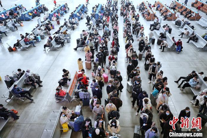 资料图:旅客等待检票。 胡燕 摄 点击进入下一页