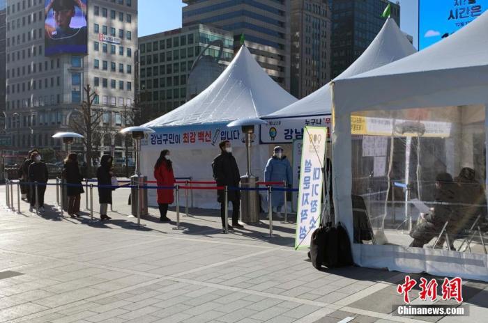 当地时间12月17日,据韩国中央防疫对策本部通报,过去24小时,韩国新增确诊病例1014例;单日新增病例连续两日破千。首都圈扩大病毒检测范围,本周起在地铁站等地增设150个临时筛查站。图为首尔市江南三成站地铁站附近,民众在临时筛查站外等待检测。<a target='_blank' href='http://www.chinanews.com/'>中新社</a>记者 曾鼐 摄 点击进入下一页
