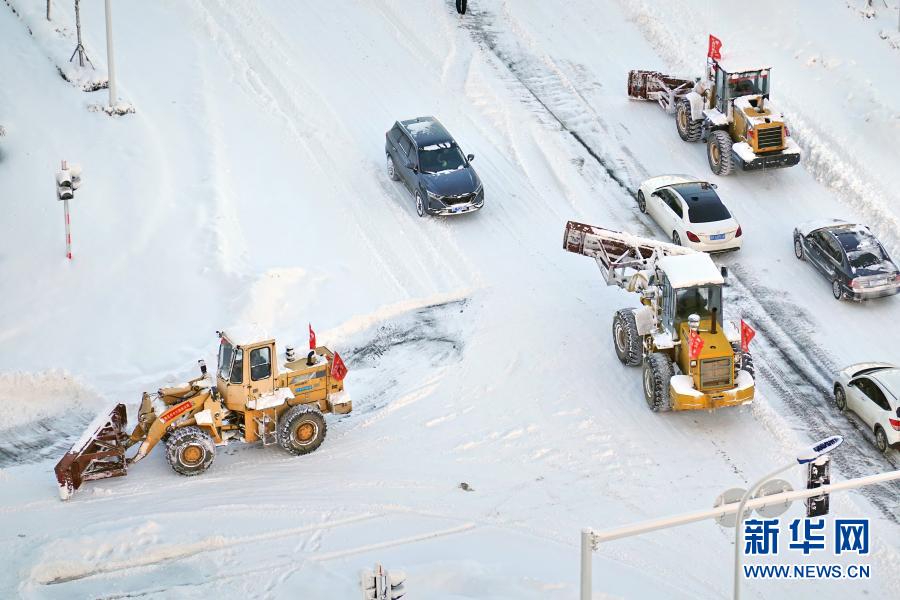 1月7日，在山东烟台街头，清雪车辆清扫路面积雪。受寒潮影响，山东烟台部分地区出现暴雪天气。新华社发（唐克 摄）