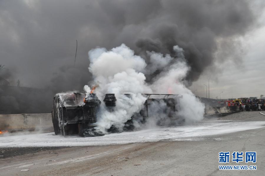 这是1月7日在尼日利亚拉各斯拍摄的被焚毁的油罐车。尼日利亚拉各斯7日发生一起油罐车爆炸事故，目前暂无人员伤亡报告。新华社发（埃马纽埃尔·奥索蒂摄）