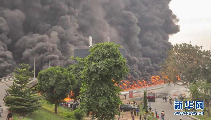1月7日，在尼日利亚拉各斯，一辆油罐车爆炸并起火。尼日利亚拉各斯7日发生一起油罐车爆炸事故，目前暂无人员伤亡报告。新华社发（埃马纽埃尔·奥索蒂摄）