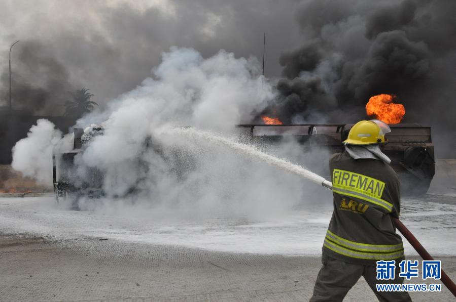 1月7日，在尼日利亚拉各斯，消防员在灭火。尼日利亚拉各斯7日发生一起油罐车爆炸事故，目前暂无人员伤亡报告。新华社发（埃马纽埃尔·奥索蒂摄）