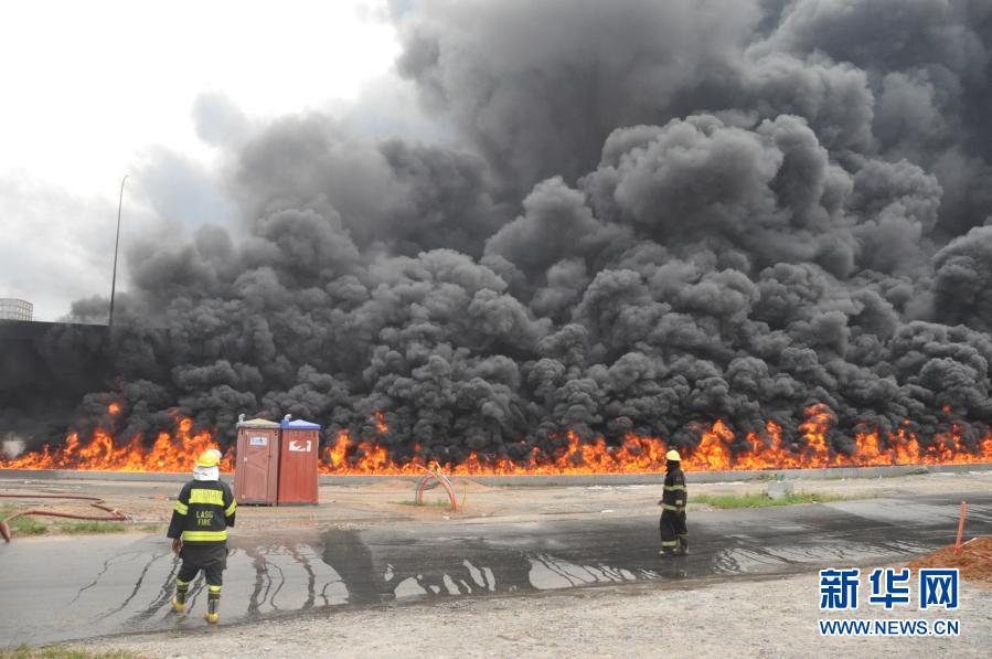 1月7日，在尼日利亚拉各斯，消防员观察火情。尼日利亚拉各斯7日发生一起油罐车爆炸事故，目前暂无人员伤亡报告。新华社发（埃马纽埃尔·奥索蒂摄）