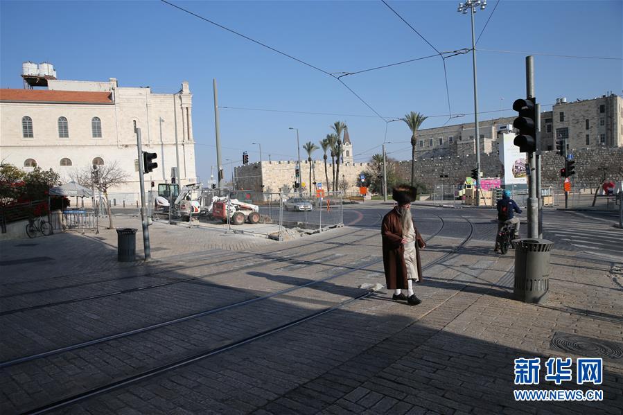 1月9日，“封城”措施下的耶路撒冷街头人烟稀少。 新华社发（穆阿迈尔·阿瓦德 摄）