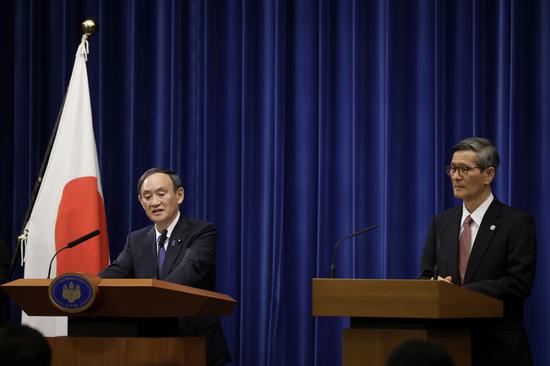 1月7日，日本首相菅义伟（左）在东京出席新闻发布会，日本政府再次宣布部分地区实行紧急状态。新华社 图