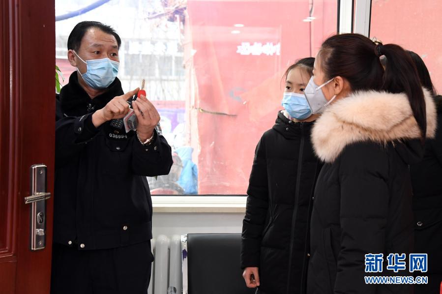 1月10日，在北京市公安局海淀分局永定路派出所第三社区警务工作站展示区，社区民警屈超直（左）向社区居民介绍防盗知识。当日是首个中国人民警察节，在做好疫情防控的前提下，北京市公安局海淀分局永定路派出所第三社区警务工作站举办警务开放日活动。社区居民在警务工作站展示区通过社区民警的介绍了解防盗、防诈骗、禁毒等知识。新华社记者 任超 摄