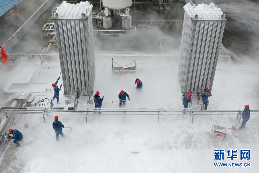 1月10日，突击队队员对盘州市红果液化天然气储备站的气化器设施进行除冰、除霜作业（无人机照片）。近日，受强冷空气影响，贵州省多地连续出现低温凝冻天气。贵州燃气（集团）盘州市燃气有限公司组建“抗凝除冰突击队”，顶着严寒，不分昼夜，24小时轮班对液化天然气的气化器设施进行除冰、除霜作业，保障市民的生活用气。新华社记者 欧东衢 摄