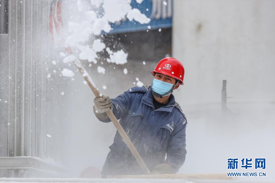 1月10日，突击队队员对盘州市红果液化天然气储备站的气化器设施进行除冰、除霜作业。近日，受强冷空气影响，贵州省多地连续出现低温凝冻天气。贵州燃气（集团）盘州市燃气有限公司组建“抗凝除冰突击队”，顶着严寒，不分昼夜，24小时轮班对液化天然气的气化器设施进行除冰、除霜作业，保障市民的生活用气。新华社记者 欧东衢 摄