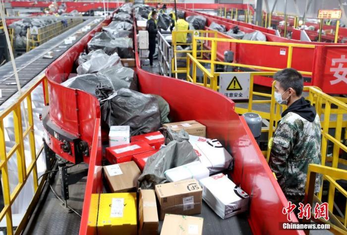 资料图:工作人员分拣快递。<a target='_blank' href='http://www.chinanews.com/'>中新社</a>记者 张宇 摄 资料图:工作人员分拣快递。<a target='_blank' href='http://www.chinanews.com/'>中新社</a>记者 张宇 摄