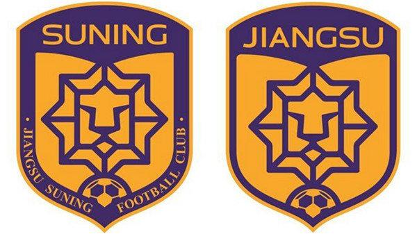 △江苏苏宁目前使用的队徽（左）以及曾经在亚冠赛场上使用过的“江苏队”队徽