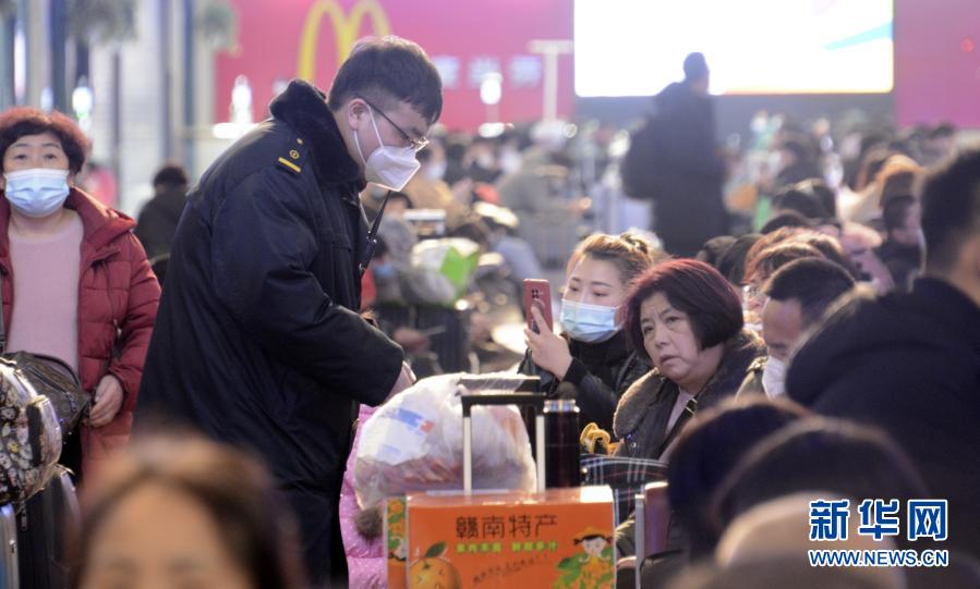 1月12日，北京站工作人员在候车室进行防疫巡查，提示用餐后的旅客及时佩戴口罩。春运即将到来，北京火车站采取4小时一次定时消毒、候车室防疫巡查、进站口防疫疏导、测温进站等疫情防控措施，降低病毒传播风险。新华社记者 李欣 摄