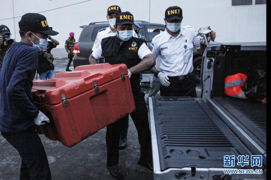 1月12日，在印度尼西亚首都雅加达，工作人员将装有“飞行数据记录仪”的箱子搬上卡车。印度尼西亚军方12日确认，印尼搜救人员当天下午打捞起日前失事的印尼三佛齐航空公司客机一个黑匣子“飞行数据记录仪”，另一个黑匣子“驾驶舱话音记录仪”的位置也已锁定。新华社发（阿迪蒂亚·伊拉万摄）