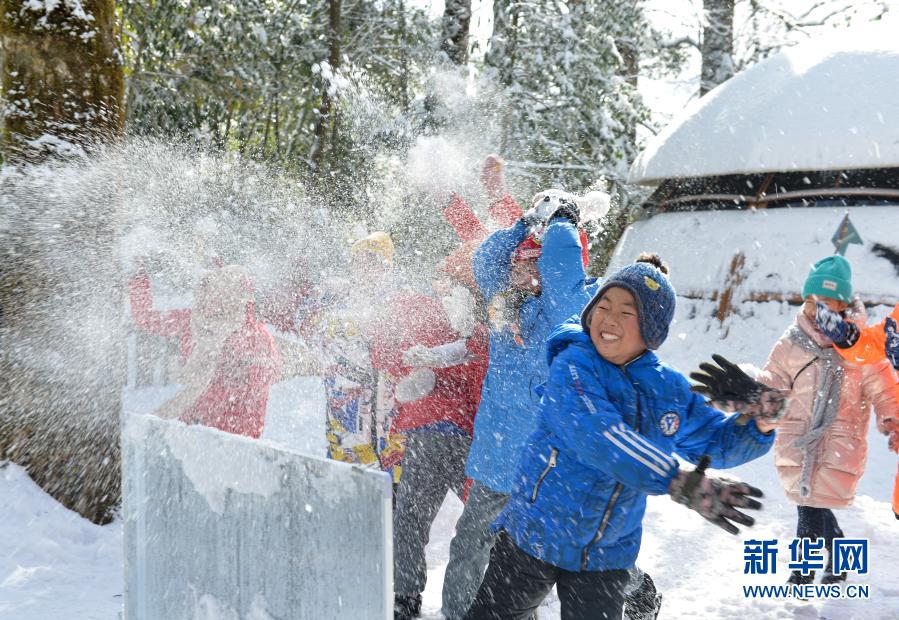 1月13日，来自四川省荥经县胡长保小学的学生在熊猫森林国际探索学校的营地里打雪仗。新华社记者 刘梦琪 摄