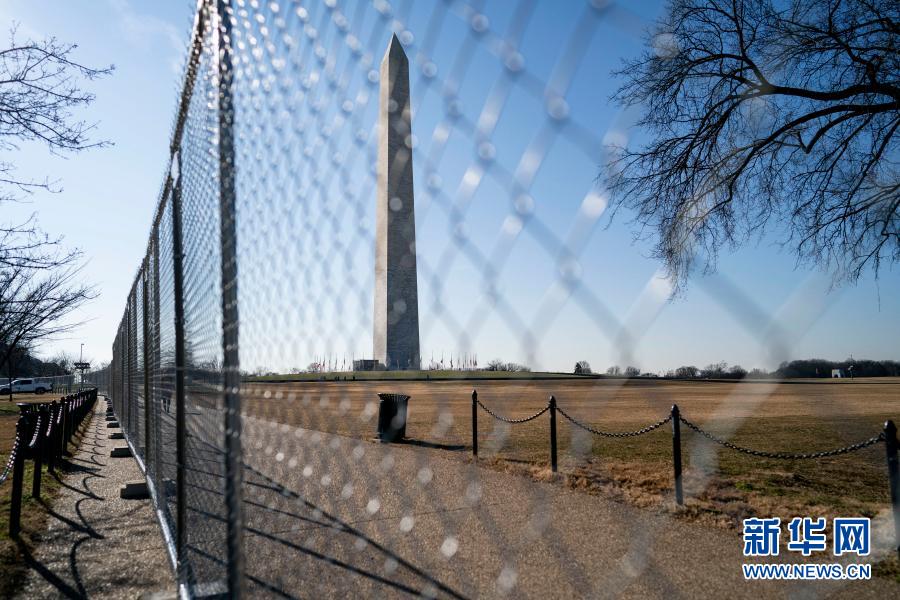 这是1月13日在美国华盛顿透过隔离围栏拍摄的华盛顿纪念碑。新华社记者 刘杰 摄