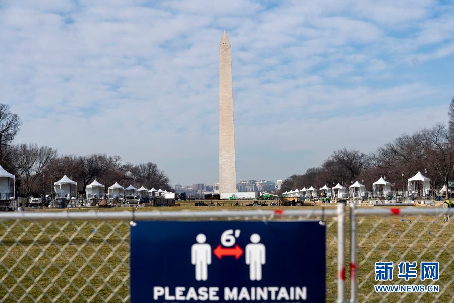 这是1月13日在美国华盛顿国家广场透过隔离围栏拍摄的华盛顿纪念碑。新华社记者 刘杰 摄