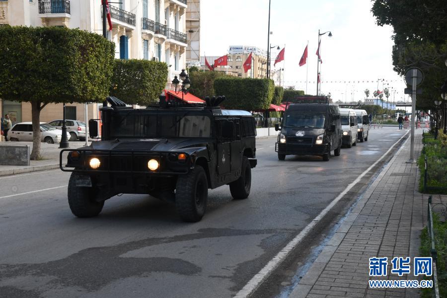 1月14日，警用车辆在突尼斯首都突尼斯市街头行驶。为抑制新冠疫情蔓延，突尼斯从14日开始实施为期4天的全面封禁措施。新华社发（阿代尔 摄）