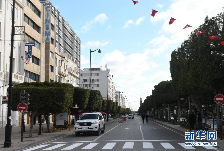 1月14日，突尼斯首都突尼斯市街头人烟稀少。新华社发（阿代尔 摄）