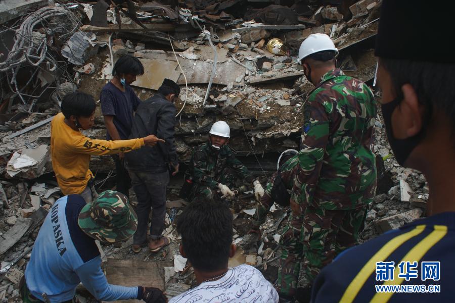 1月15日，在印度尼西亚西苏拉威西省首府马穆朱，救援人员在地震搜救现场搜救。印尼西苏拉威西省当天凌晨发生的6.2级地震已致42人死亡。新华社发（爱资哈里摄）
