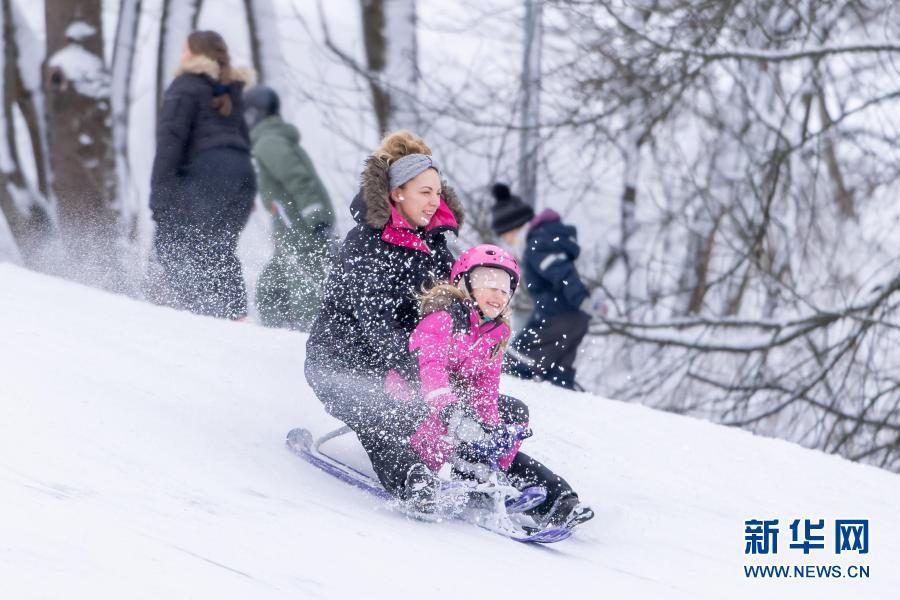1月16日，人们在瑞典首都斯德哥尔摩一个公园玩雪。瑞典首都斯德哥尔摩连日降雪，市民纷纷带着孩子走出家门到雪中玩耍。新华社发（魏学超摄）