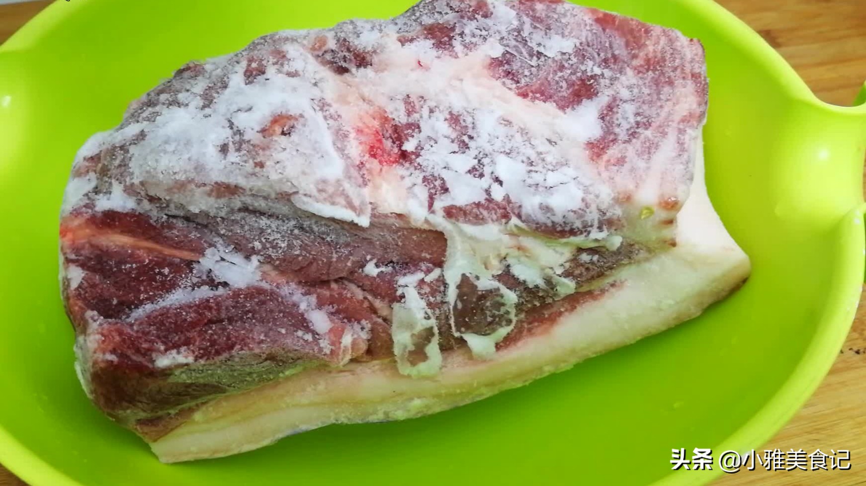 冻肉解冻不要用热水,教你简单解冻方法,快速把肉上冰霜都融化