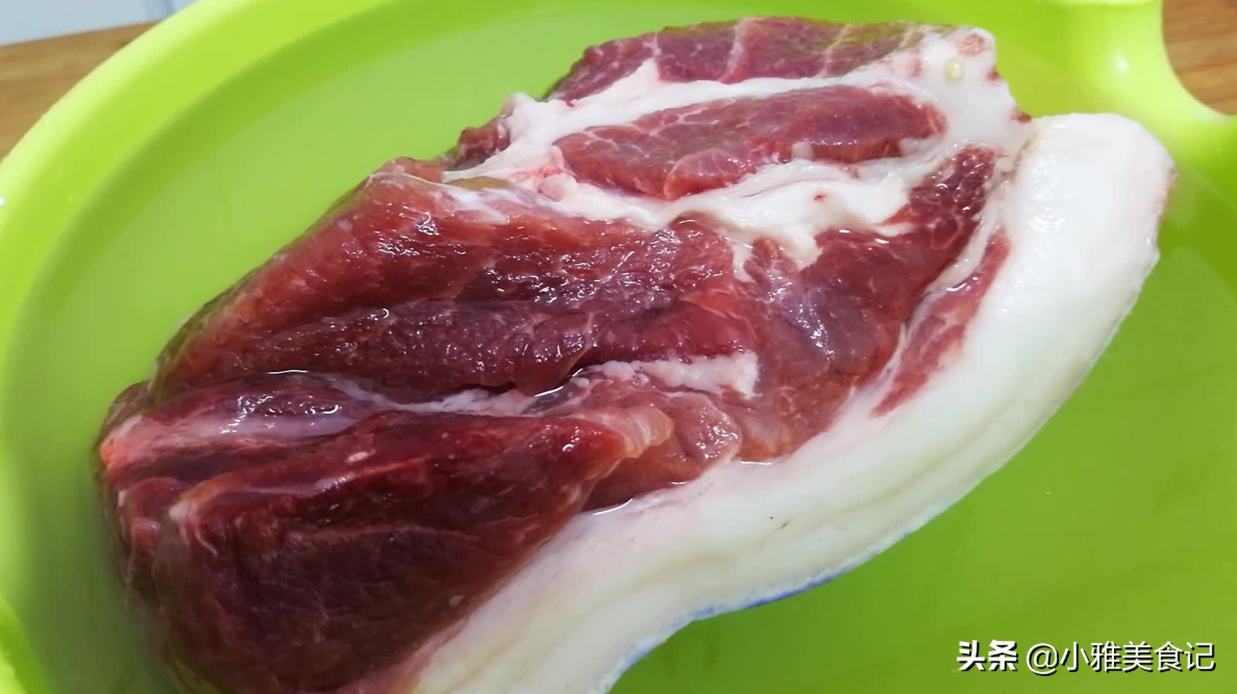 冻肉解冻不要用热水,教你简单解冻方法,快速把肉上冰霜都融化
