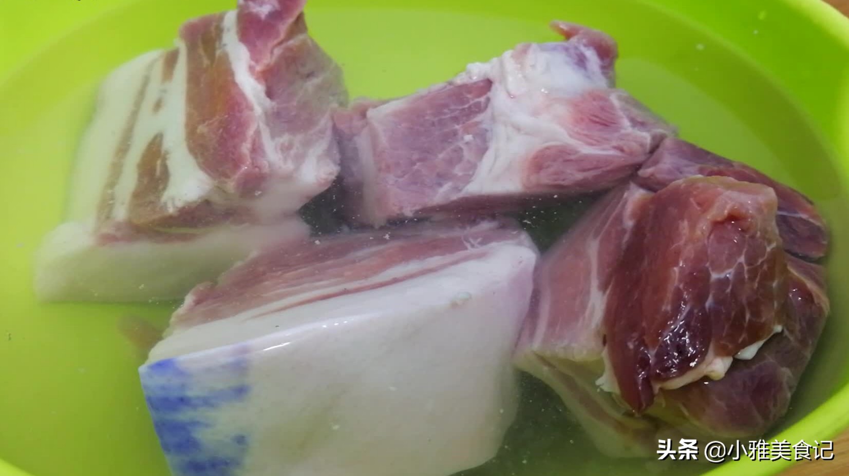 冻肉解冻不要用热水,教你简单解冻方法,快速把肉上冰霜都融化