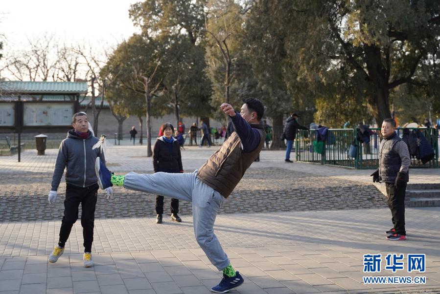 1月17日，人们在天坛公园踢毽子。当日，北京天气晴好，不少市民游客来到天坛公园游玩，乐享周末。新华社记者 张浩波 摄