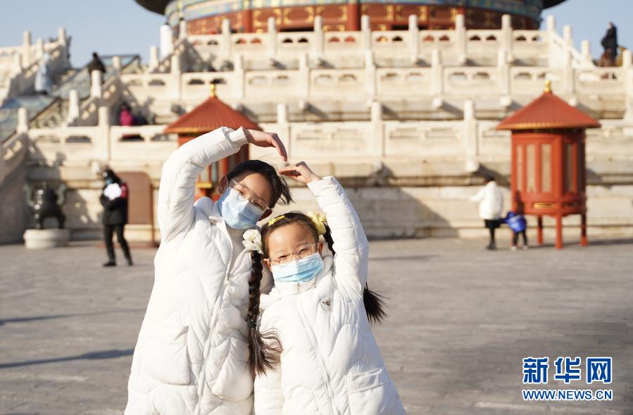 当日，北京天气晴好，不少市民游客来到天坛公园游玩，乐享周末。新华社记者 张浩波 摄