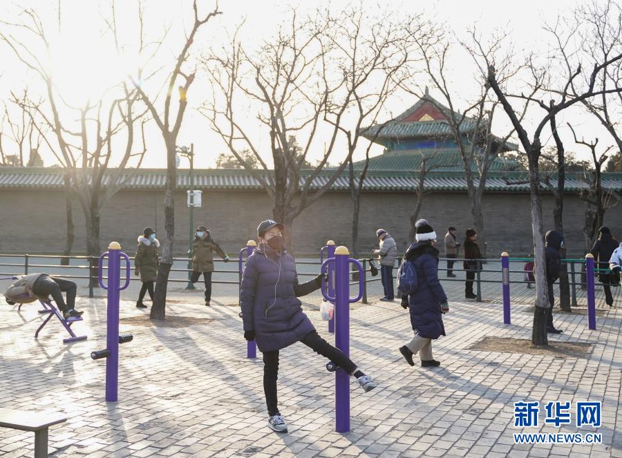 当日，北京天气晴好，不少市民游客来到天坛公园游玩，乐享周末。新华社记者 张浩波 摄