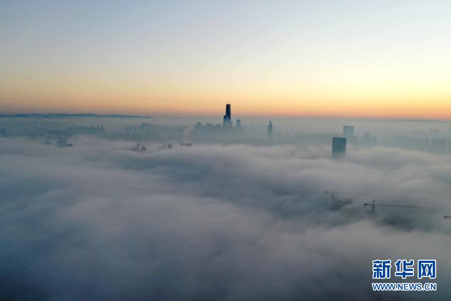 这是1月18日在贵阳市观山湖区拍摄的雾景（无人机照片）。当日，贵阳出现大雾天气，城市楼宇在浓雾中若隐若现。新华社记者 刘续 摄