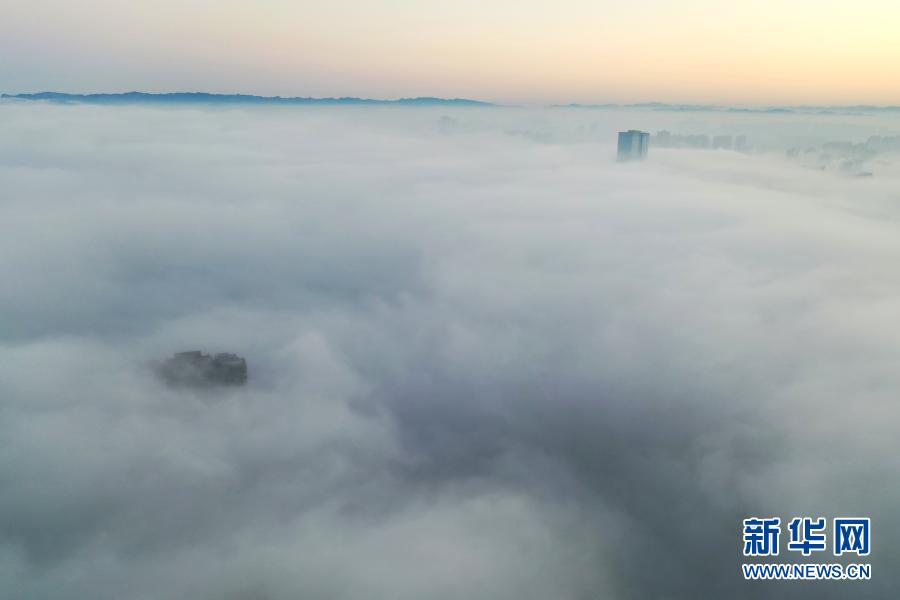 这是1月18日在贵阳市观山湖区拍摄的雾景（无人机照片）。新华社记者 刘续 摄