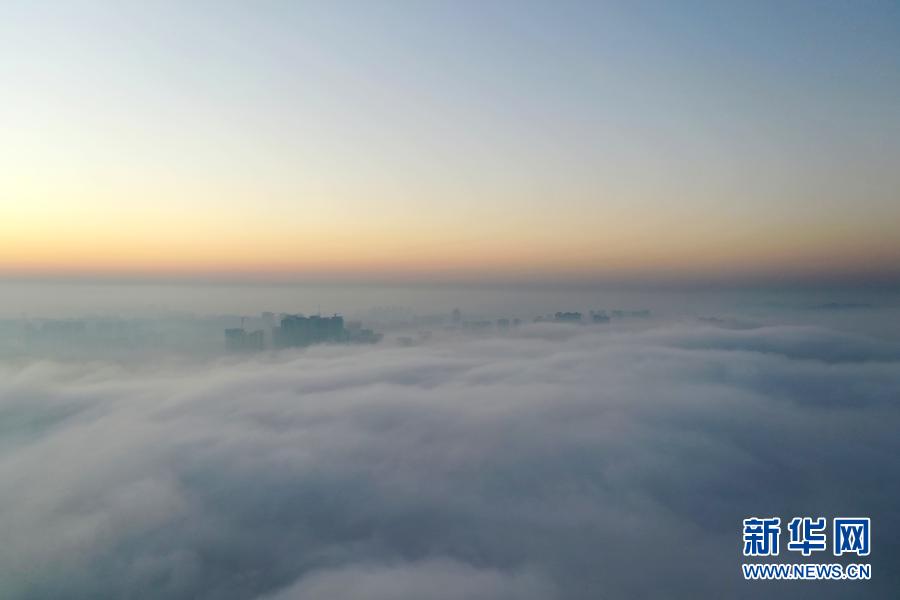 这是1月18日在贵阳市观山湖区拍摄的雾景（无人机照片）。新华社记者 刘续 摄