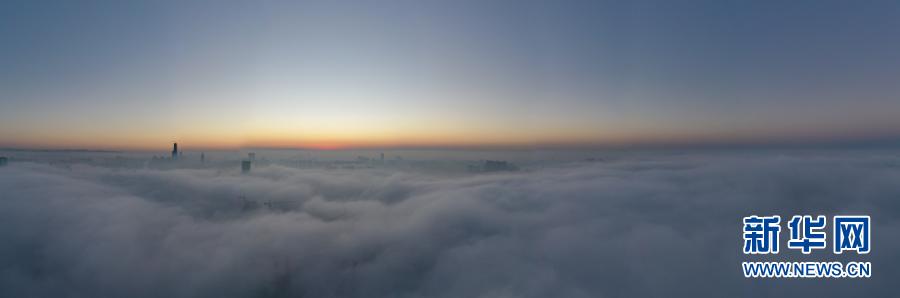 这是1月18日在贵阳市观山湖区拍摄的雾景（无人机照片）。新华社记者 刘续 摄